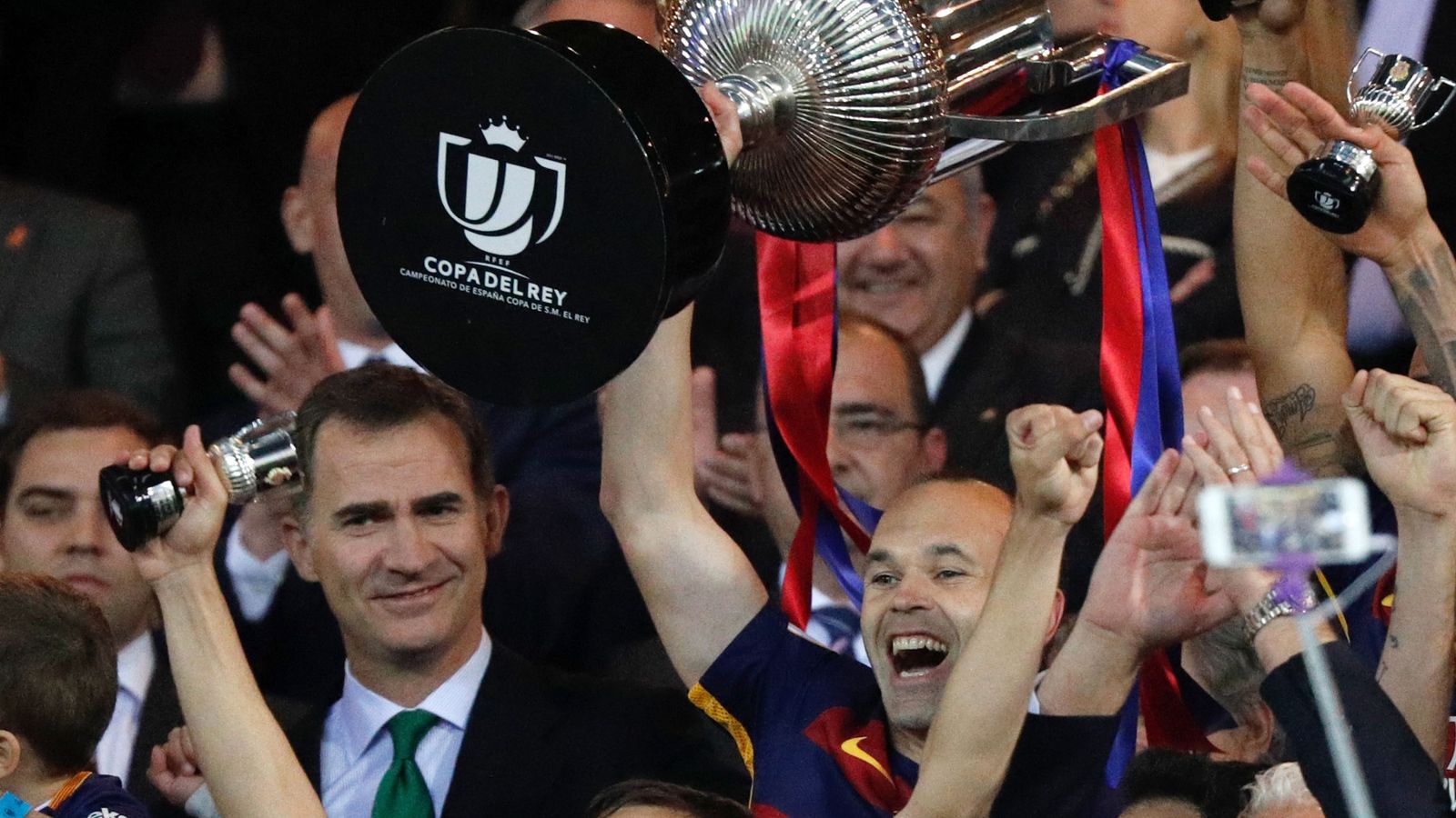 Foto: Iniesta levanta la Copa que le entregó el Rey en el Calderón. (EFE)