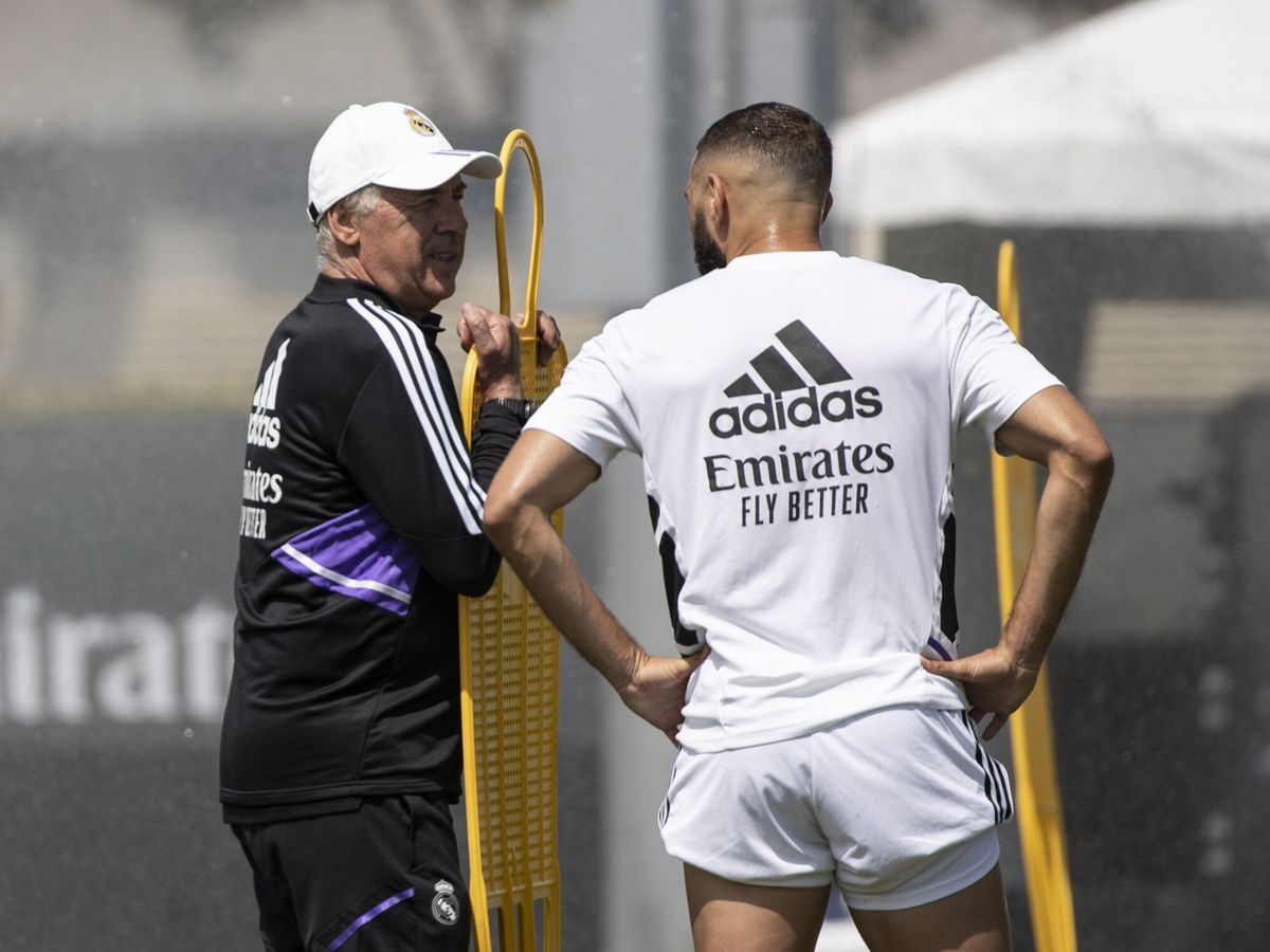 Foto: Ancelotti y Benzemá en uno de los entrenamientos del Real Madrid. (EFE)