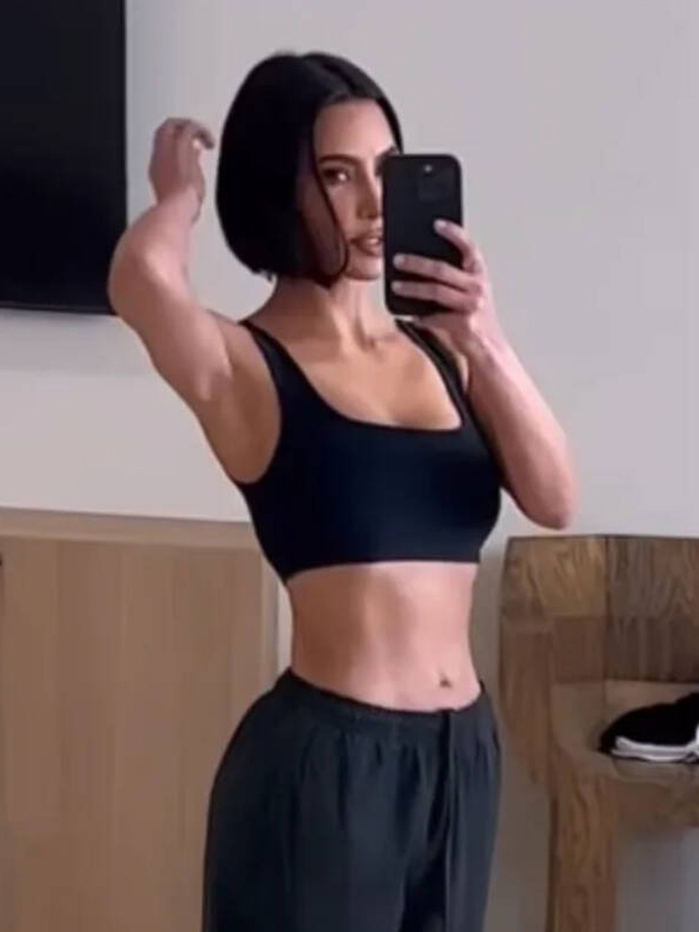 Kim Kardashian mostrando su nuevo 'corte de pelo'. (Instagram/@kimkardashian)
