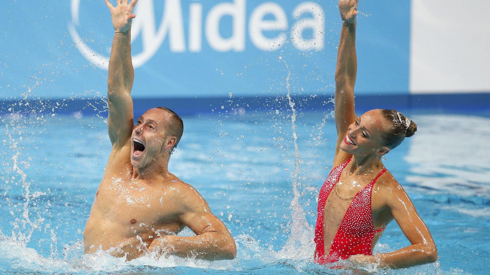 Foto: Bill May y Chistina Jones, en la rutina técnica en la que lograron la medalla de oro en el Mundial (Efe).