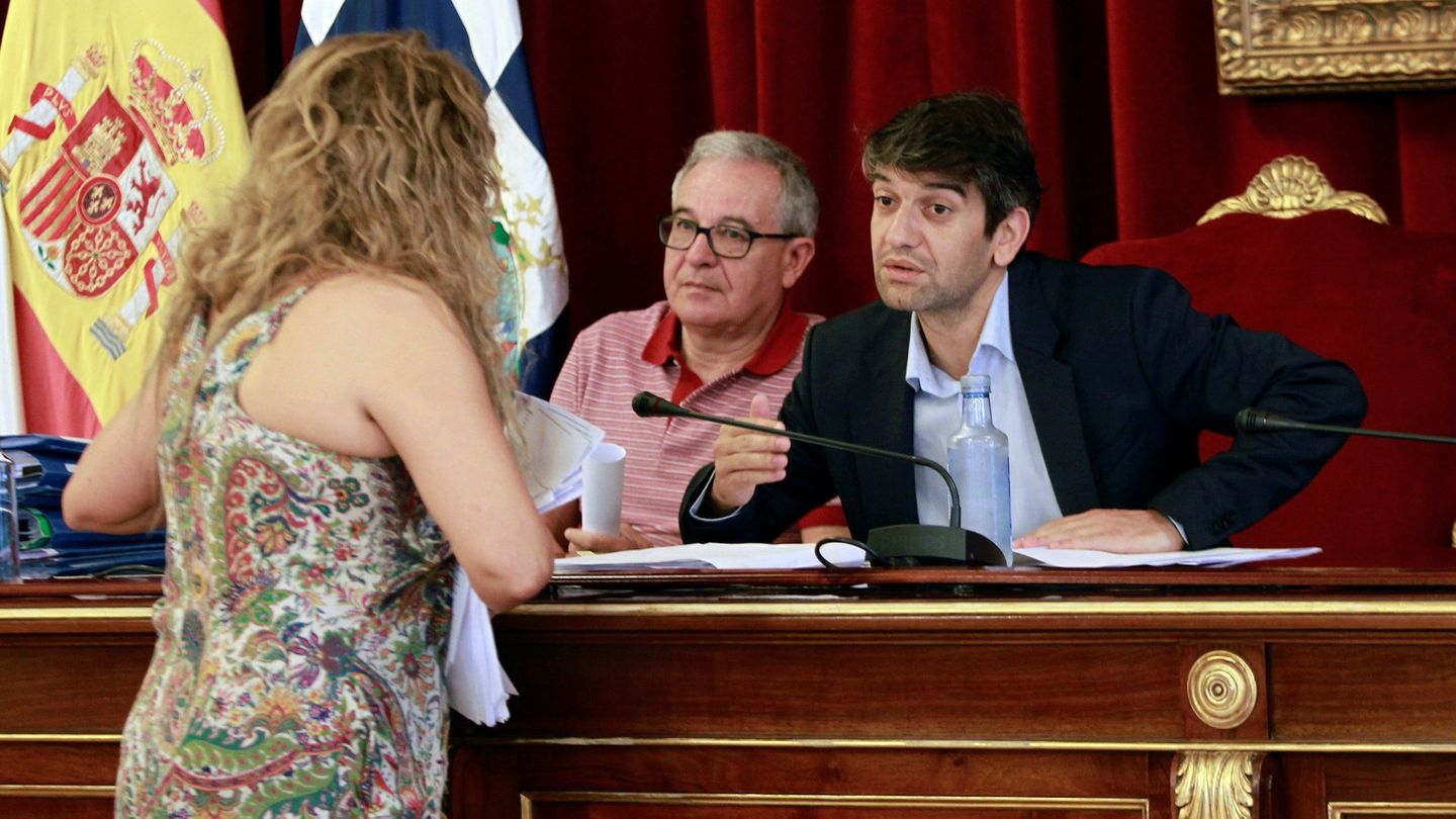 La concejal del PSOE, Beatriz Sestayo, habla con el alcalde de Ferrol, Jorge Suárez, durante el pleno del ayuntamiento. (EFE)