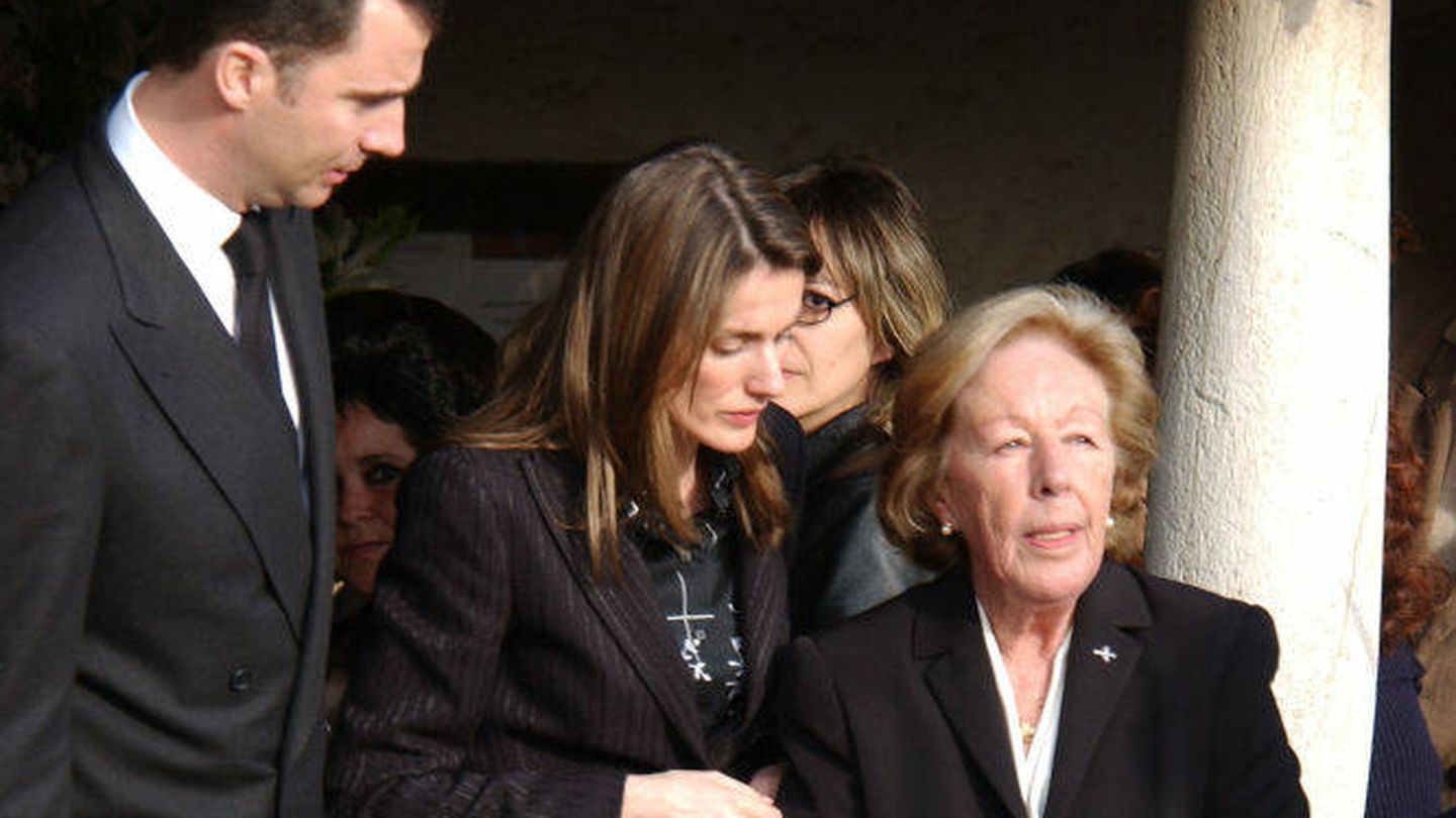 Felipe, Letizia y su abuela, en el funeral de José Luis Ortiz en 2005. (Getty)