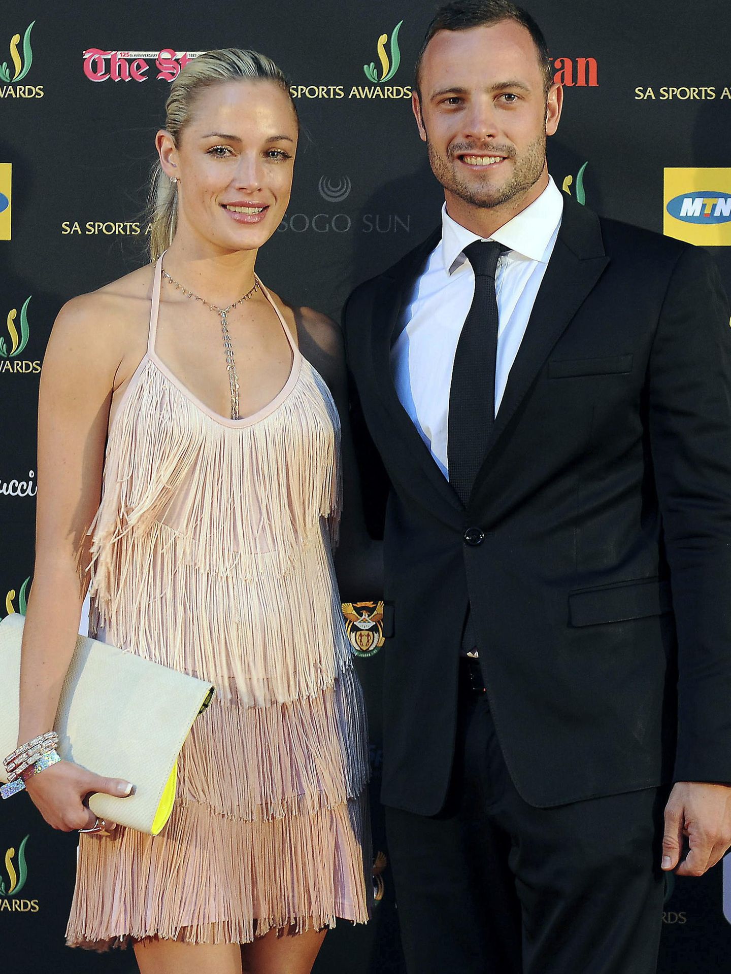 Oscar Pistorius, con su novia, la modelo Reeva Steenkamp, en 2012. (EFE)