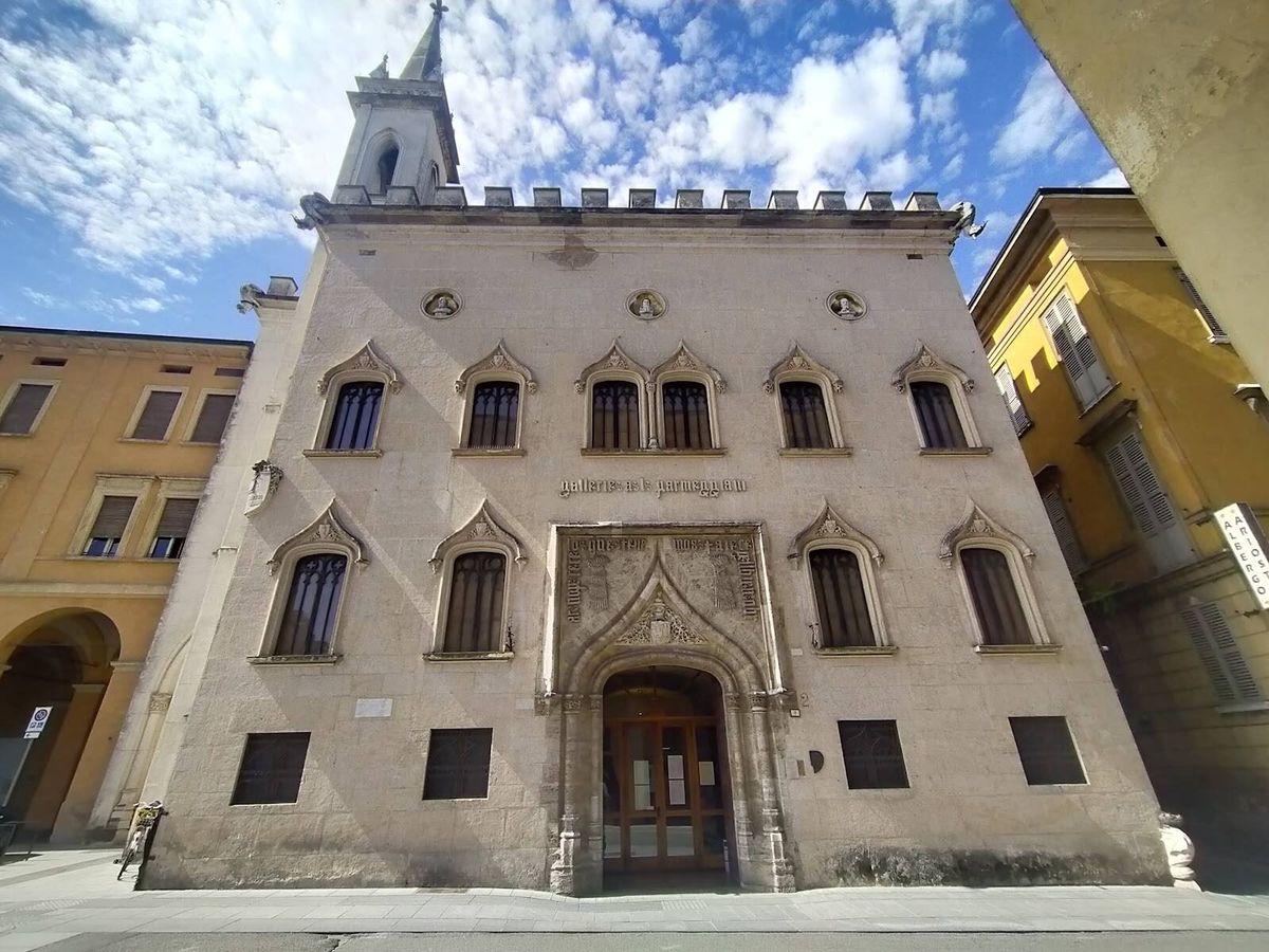 Foto: Galleria Parmeggiani en Reggio Emilia, con la puerta gótica valenciana. (Ministerio de Turismo de Italia)