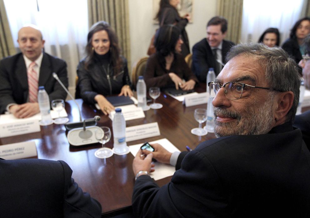 Foto: Enrique González Macho y José Ignacio Wert en una de las reuniones de la comisión mixta (EFE)