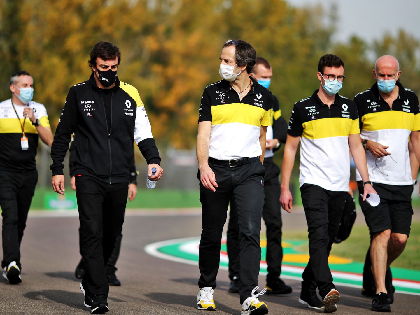 Alonso sigue con su proceso de integración con Renault y estuvo presente en Sakhir la pasada semana durante todo el gran premio.