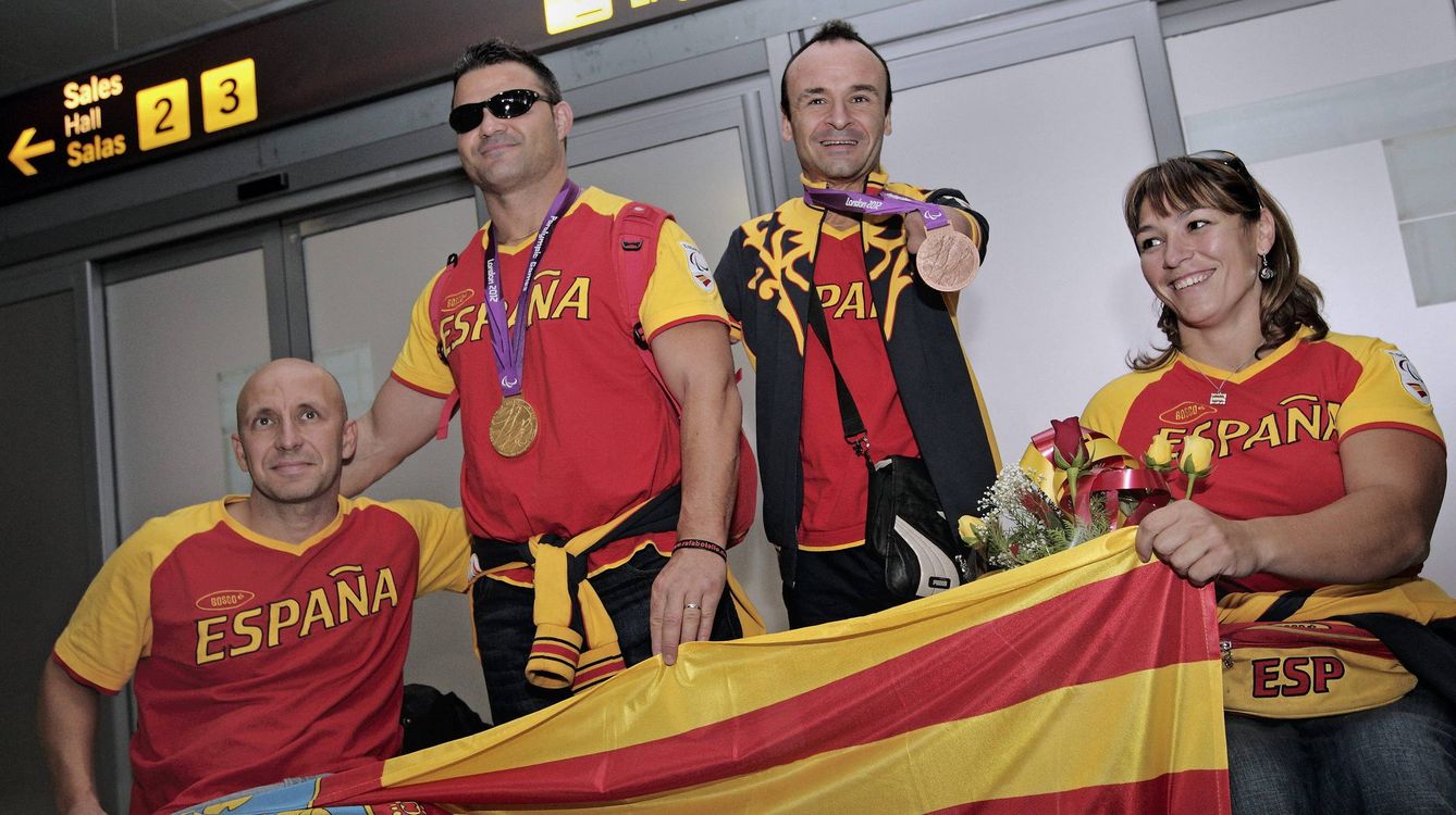 Casinos a su llegada al aeropuerto de Valencia después de ganar el oro en Londres 2012. (Manuel Bruque/EFE)