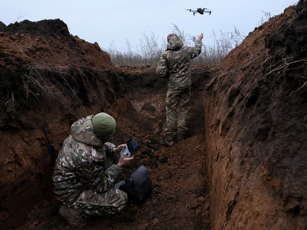 Foto: Soldados ucranianos lanzan un dron en el frente de Bakhmut. (Reuters/Leah Mills)