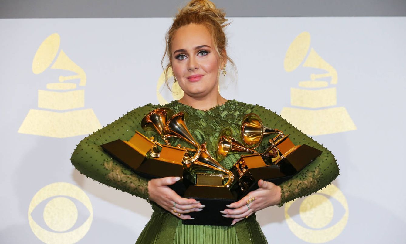 La cantante Adele coleccionando premios Grammy en una imagen de archivo. (Gtres)