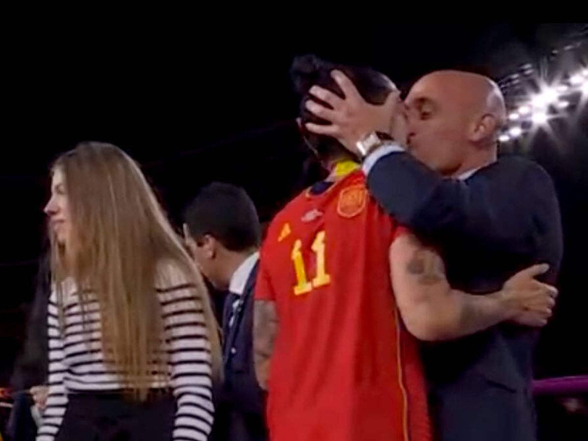 Foto: La reacción de Jenni Hermoso al beso de Rubiales. (Foto: RTVE)