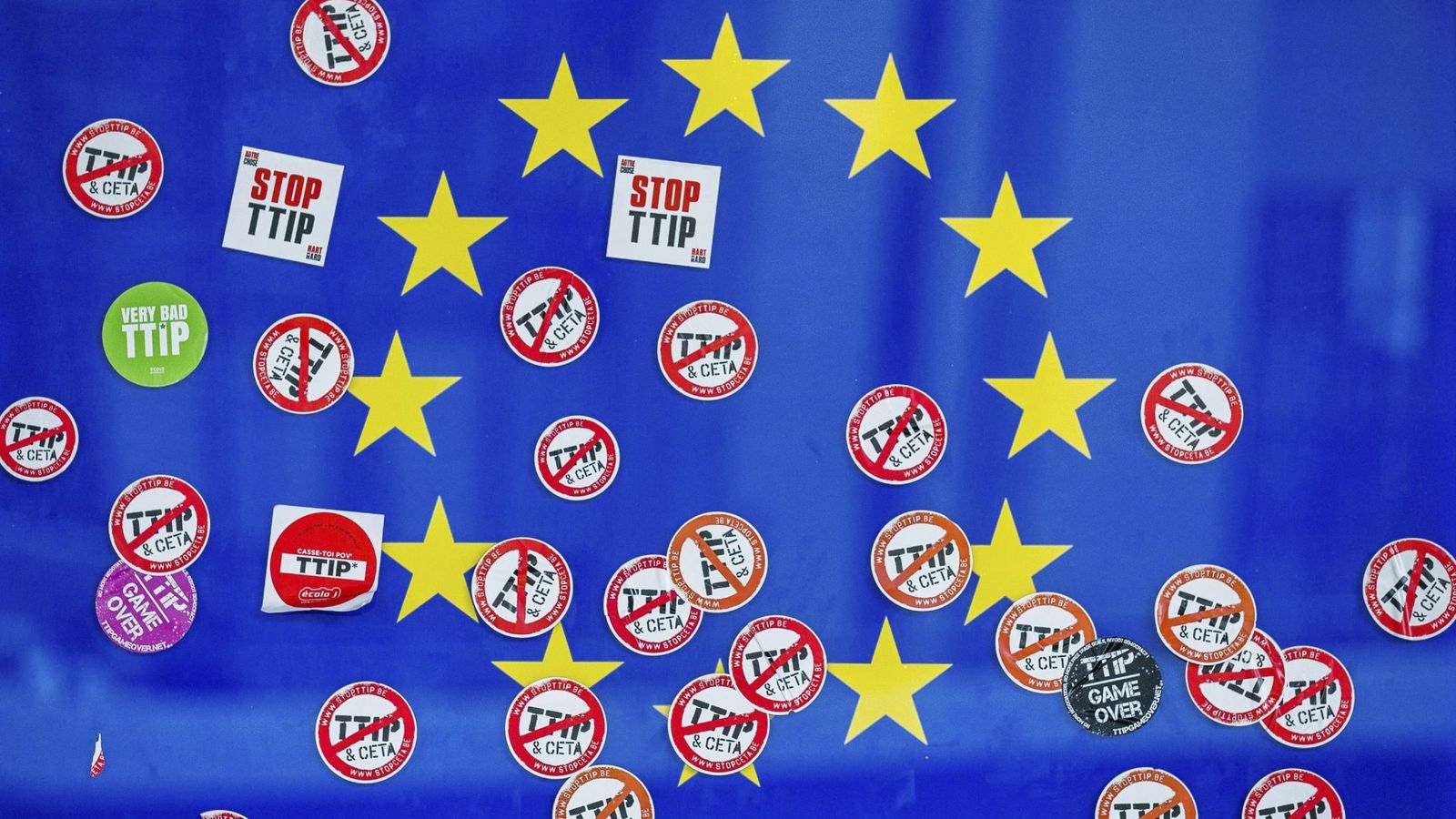 Foto: La bandera de la Unión Europea, decorada con pegatinas contra el Tratado de Asociación Transpacífico. (EFE)