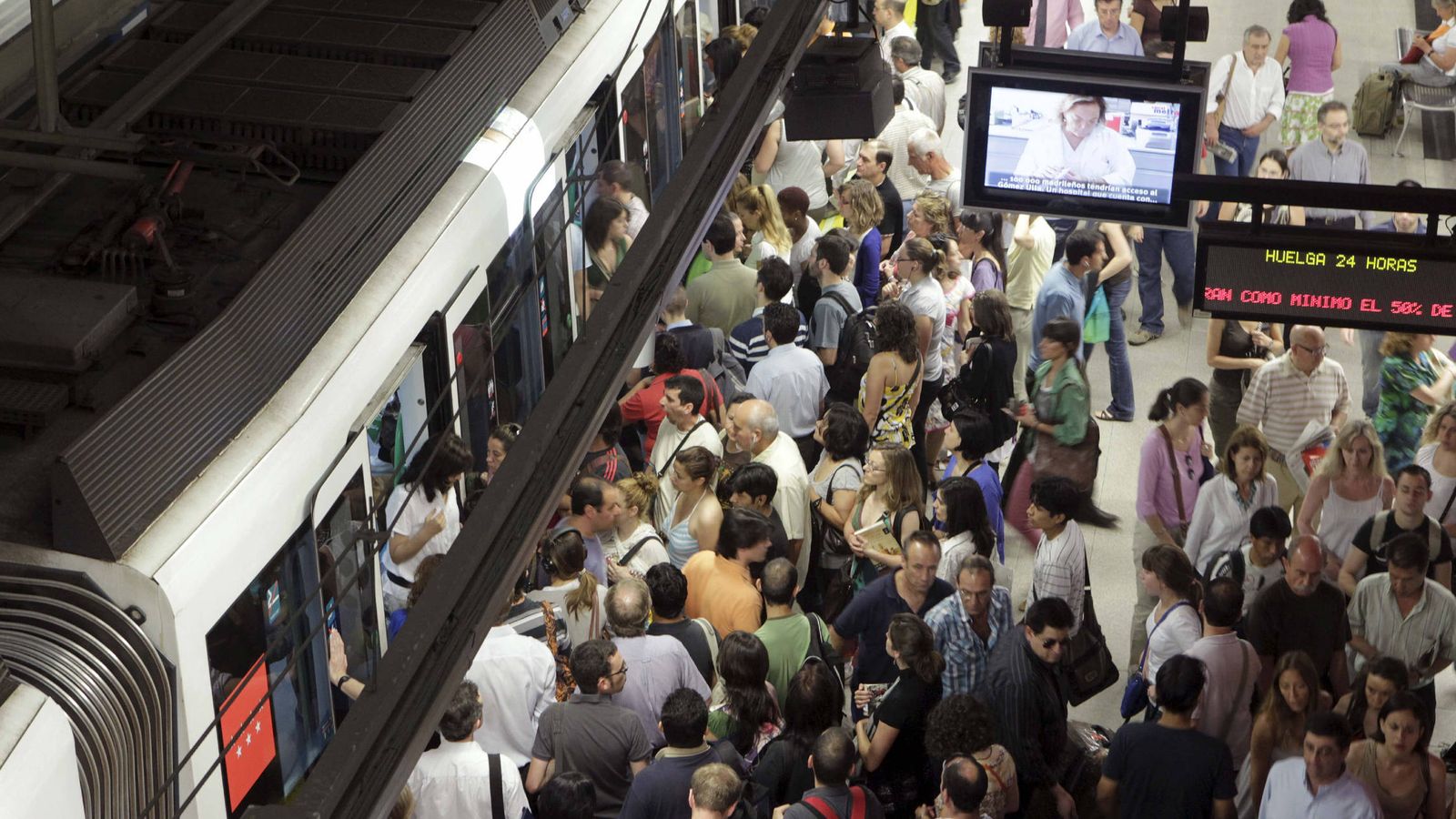 Foto: Andén repleto de viajeron durante una de las últimas huelgas de Metro de Madrid. (Efe)