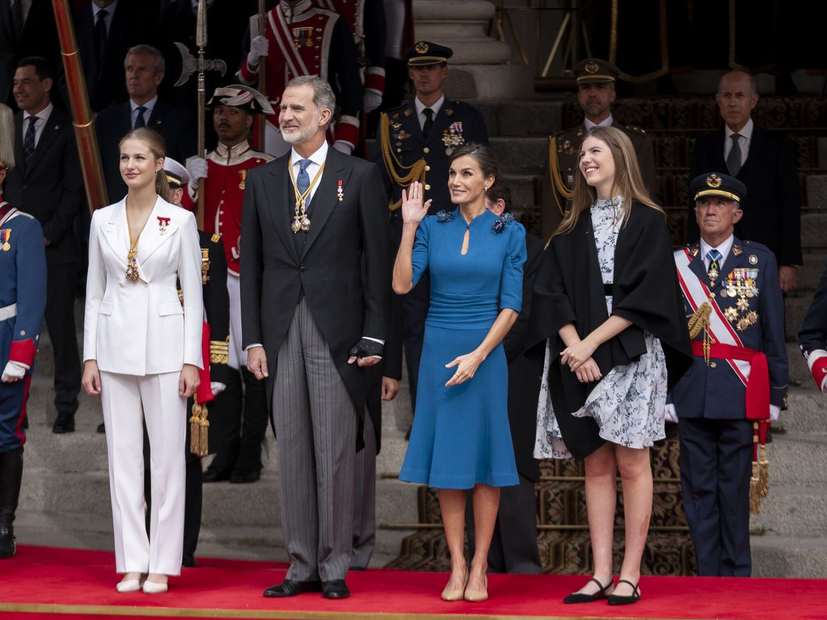 Foto: La familia real durante la jura de Leonor. (EP/A. Pérez Meca)