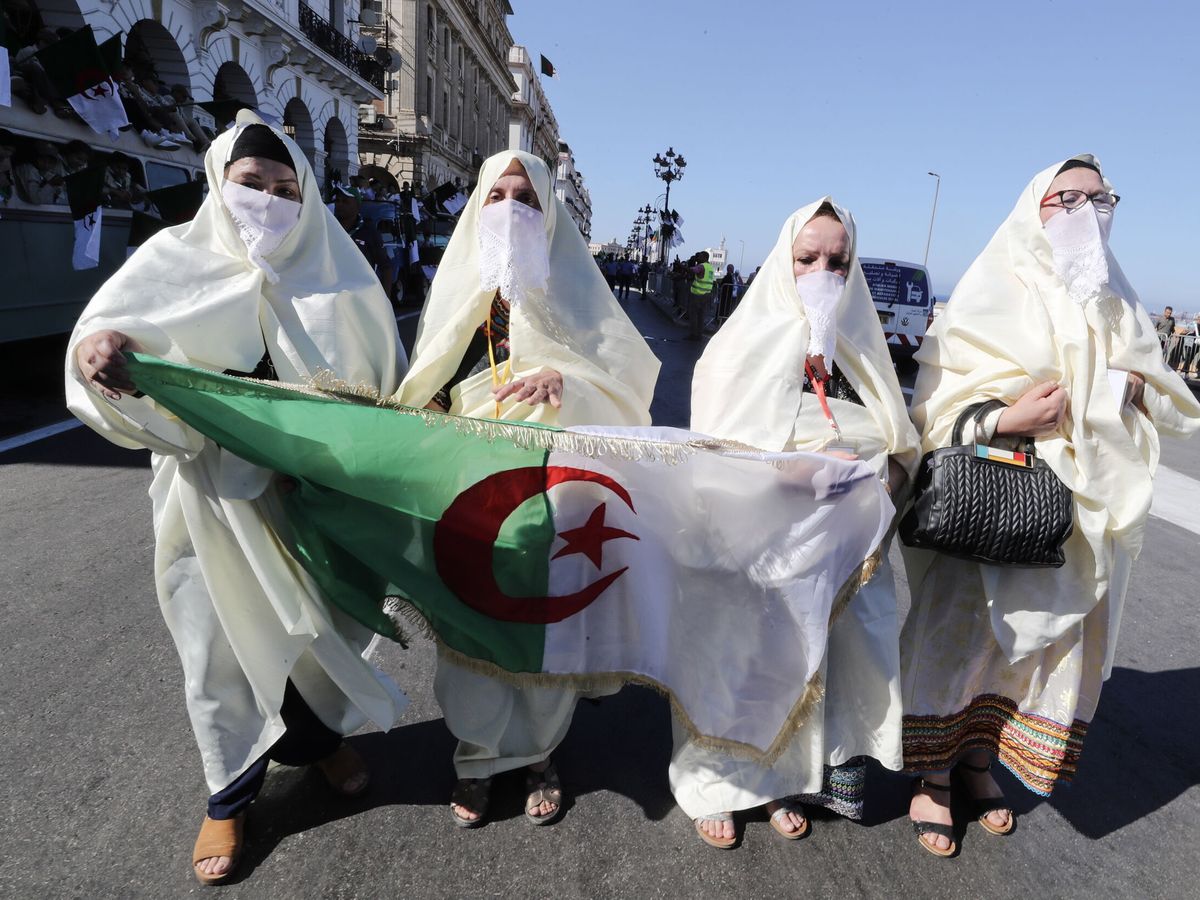 Foto: Argelinas celebran el Día de la Independencia. (EFE/Mohamed Messara)