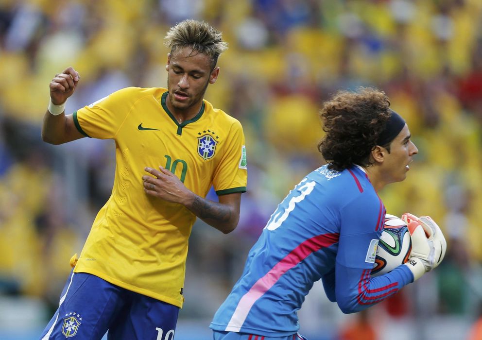 Foto: Guillermo Ochoa ataja el balón ante el lamento de Neymar durante el Brasil México. (Reuters)