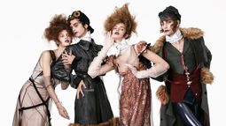 Nuestros favoritos de la colección de John Galliano para Zara: un vestido de 600 euros, unos zapatos 'kitten', un bolso de piel reversible y más