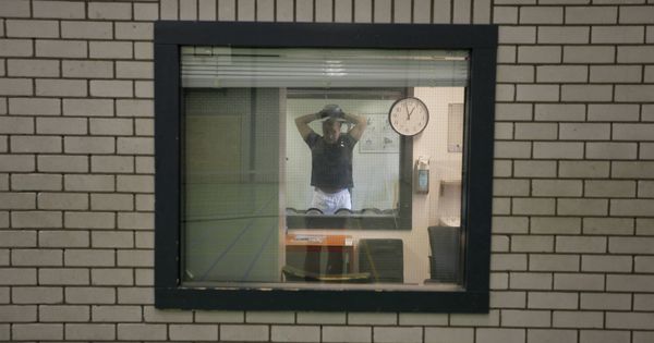 Foto: Un guardia de seguridad hace ejercicio en un centro de detención para criminales de guerra, en La Haya. (Reuters)