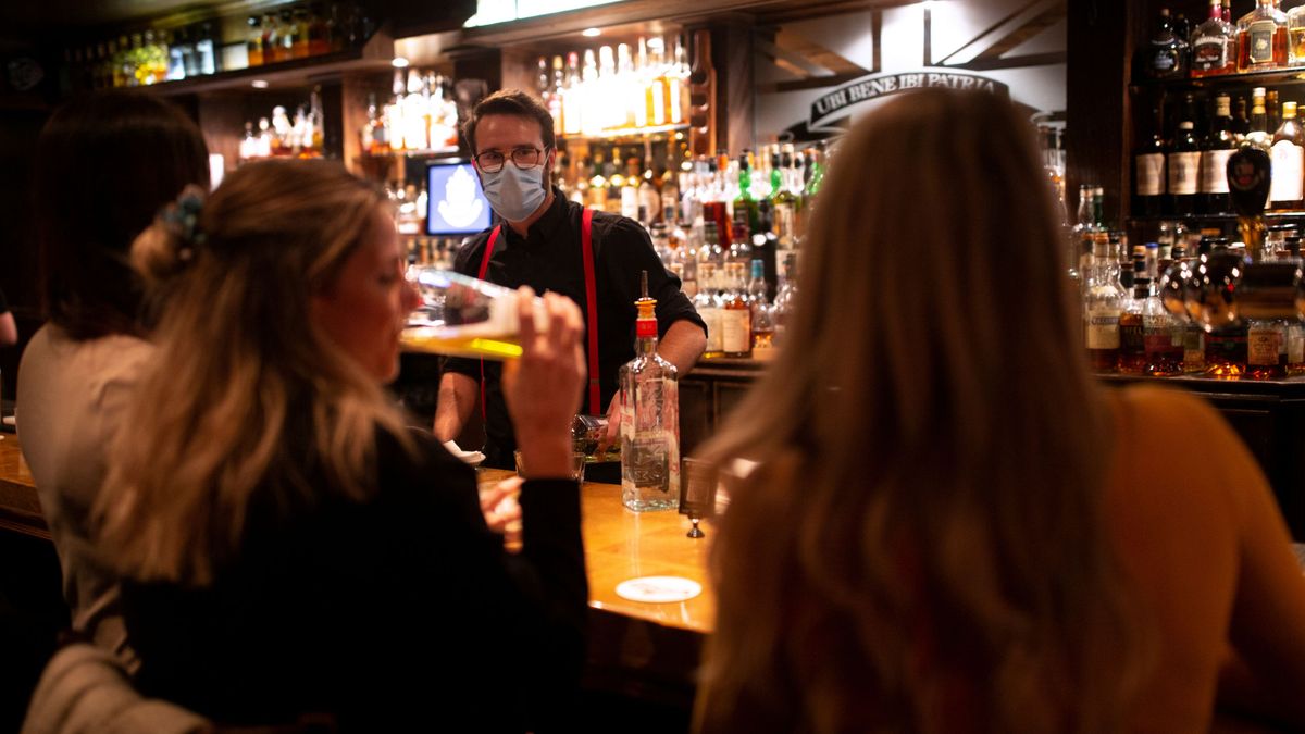 Encuentran a una mujer en un bar después de ser obligada a aislarse por covid