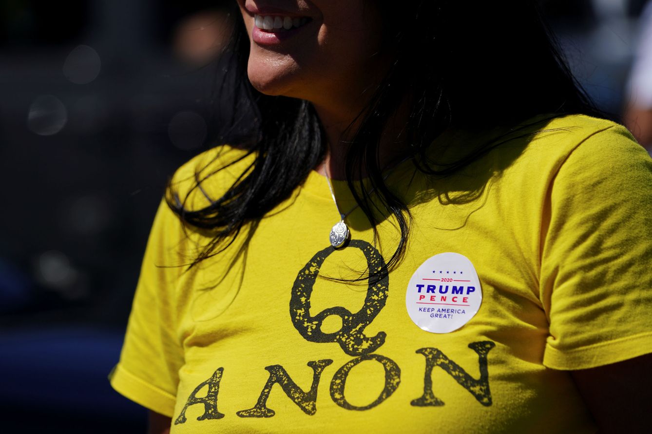 Una mujer lleva una camiseta de QAnon en un reciente mitin de Trump en Georgia, EEUU. (Reuters)
