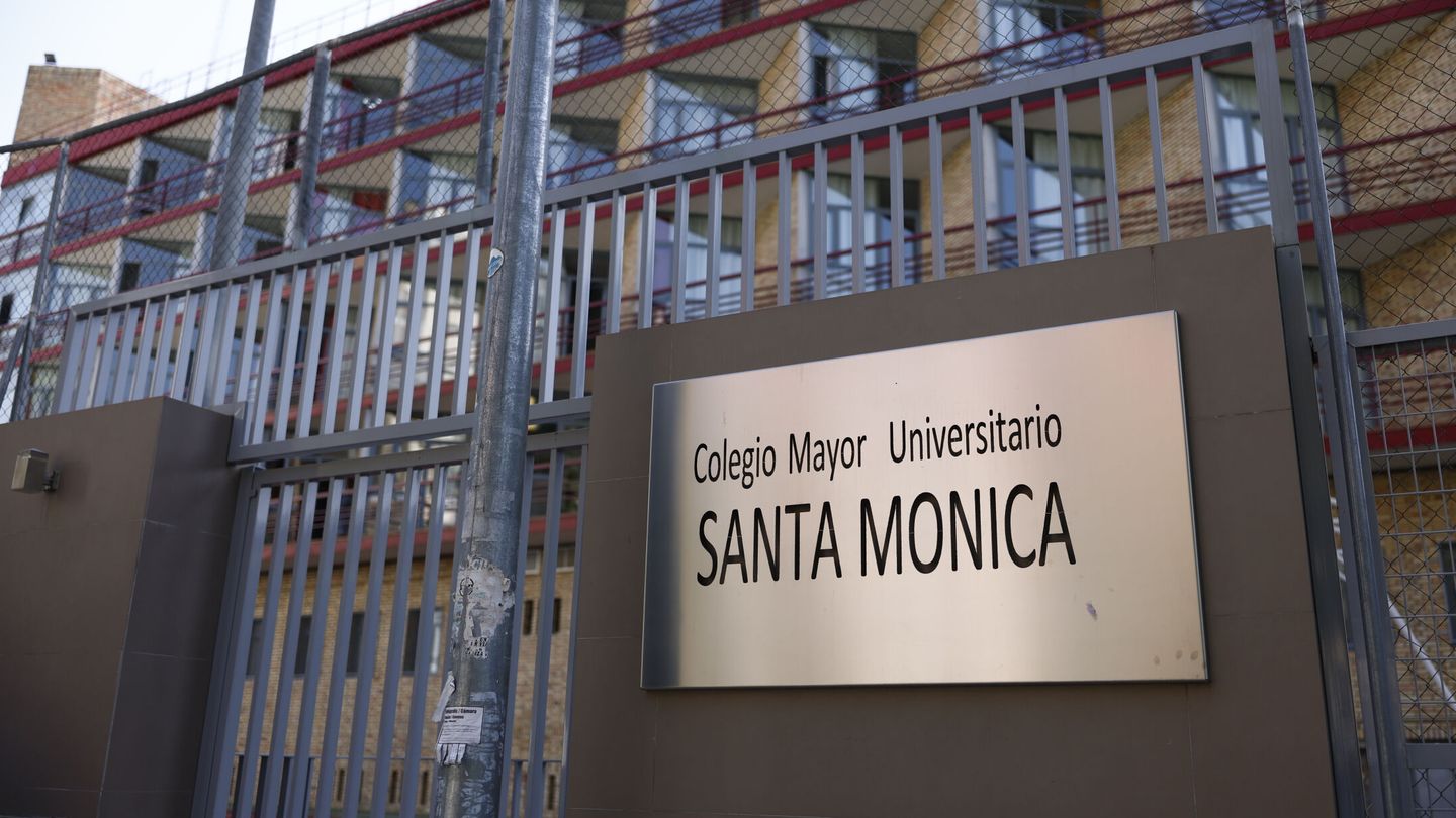 Fachada del colegio mayor Santa Mónica de Madrid. (EFE/Rodrigo Jiménez) 