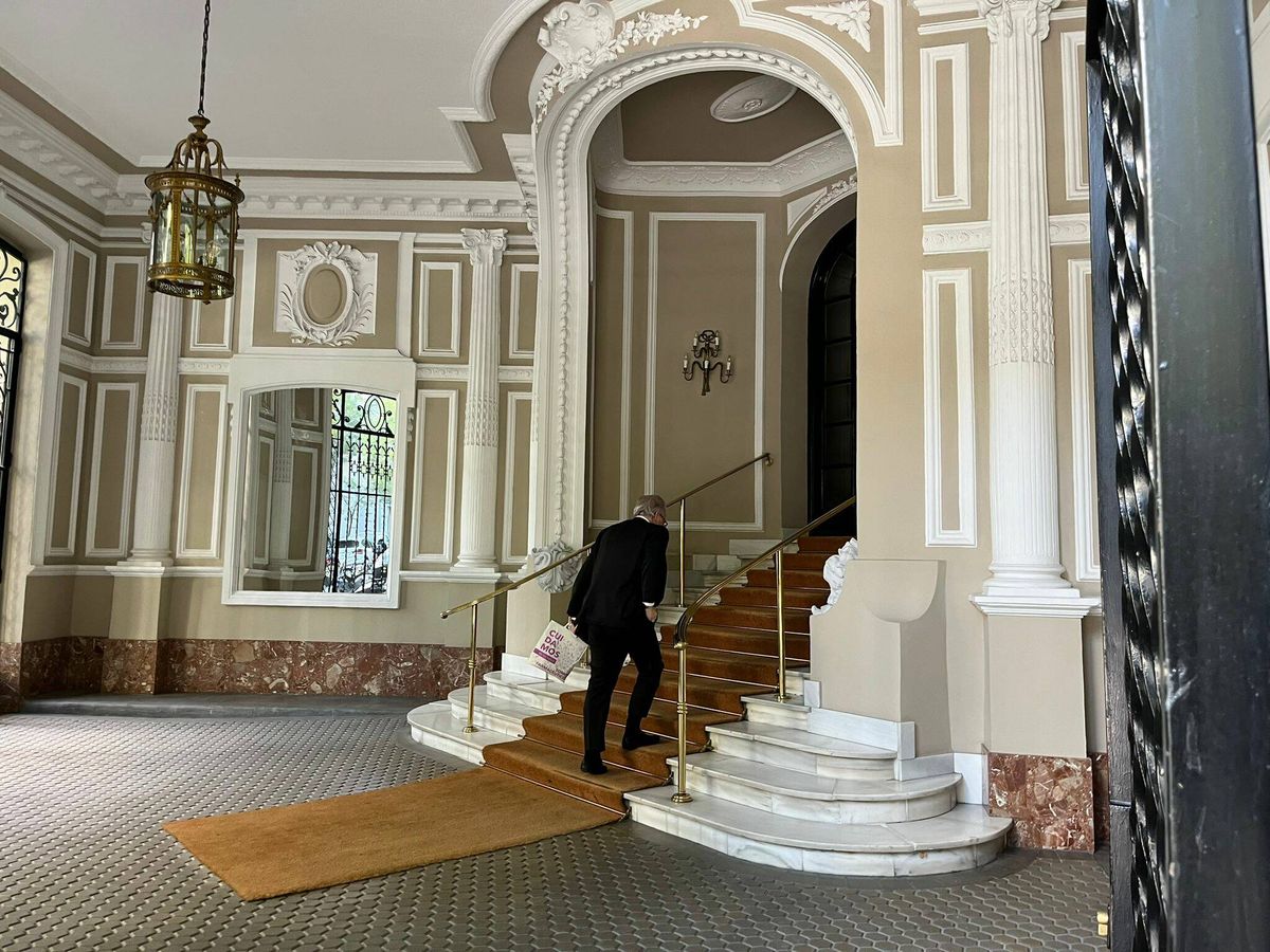 Foto: Un hombre subiendo las escaleras para acceder al ascensor del edificio. (A.F.)