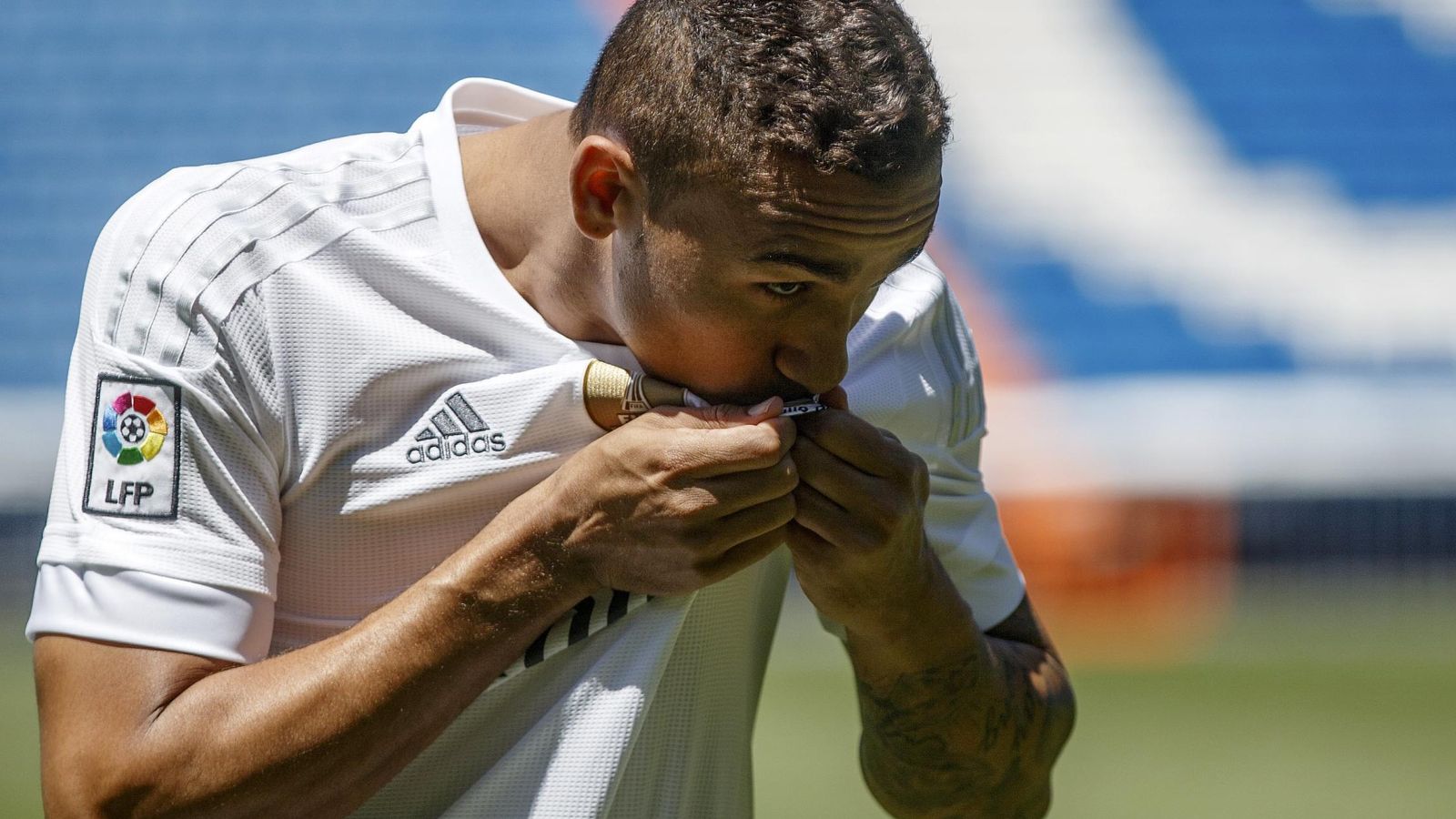 Foto: Danilo besando el escudo del Real Madrid.