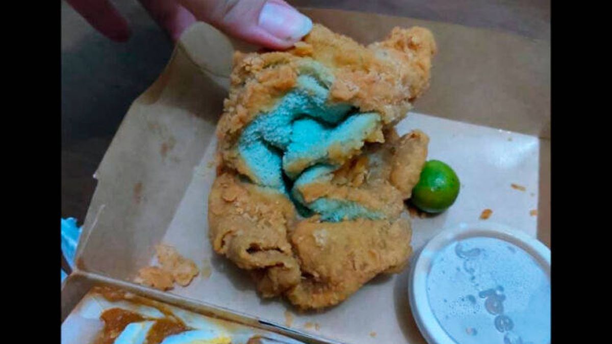 Una mujer pide pollo frito a un restaurante y le mandan una toalla bien rebozada