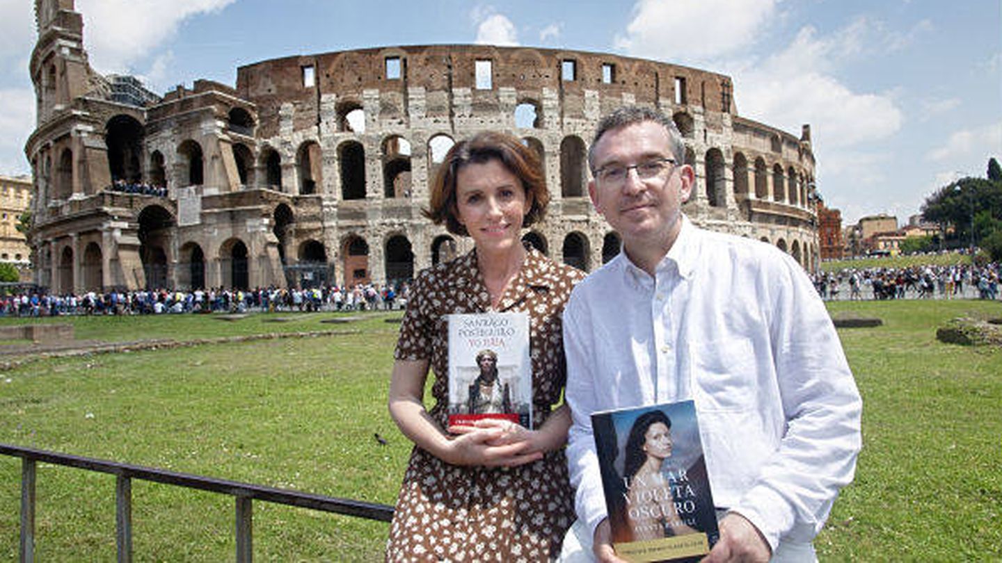 Ayanta Barilli y santiago Posteguillo en el Coliseo de Roma. (Planeta)