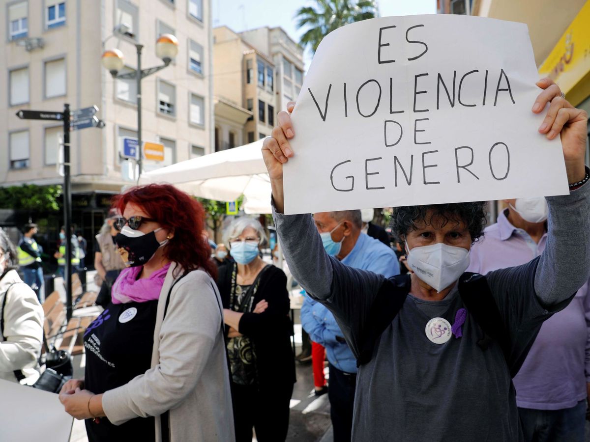 Foto: Manifestación contra la violencia de género en Sagunto, Valencia. (EFE/ Ana Escobar)