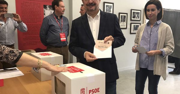 Foto: Javier Lambán muestra la papeleta con su voto a Susana Díaz en las primarias del pasado 21 de mayo en Ejea de los Caballeros, Zaragoza. (EFE)