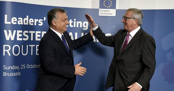 Foto: Juncker saluda a Orbán (REUTERS)