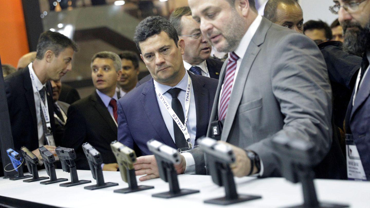 El ministro de Justicia de Brasil, Sergio Moro, en una exhibición de armas. (Reuters)