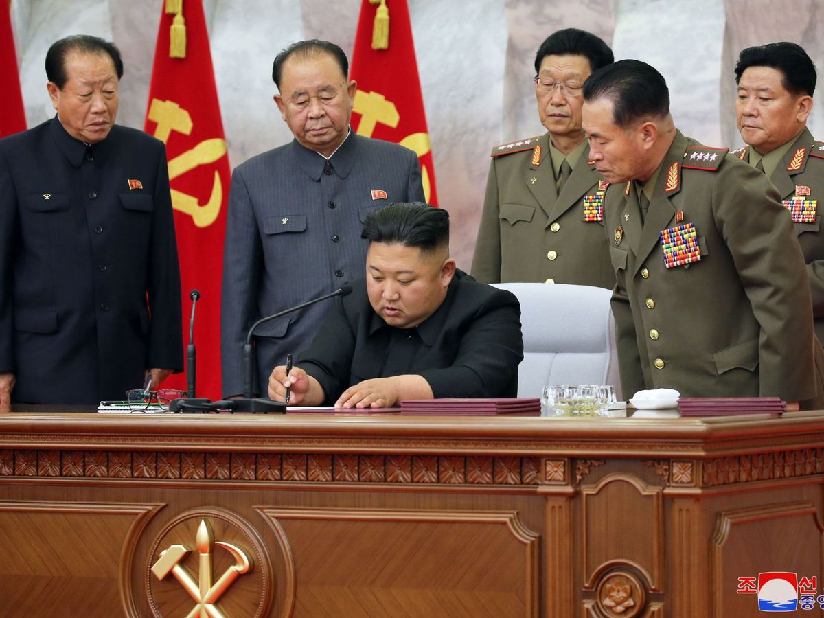 Foto:  El líder norcoreano, Kim Jong Un (c), mantiene una reunión con la cúpula militar en Piongyang (EFE)