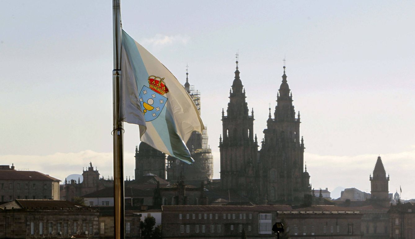 La bandera de Galicia a media asta tras la muerte de Manuel Fraga. (EFE)      