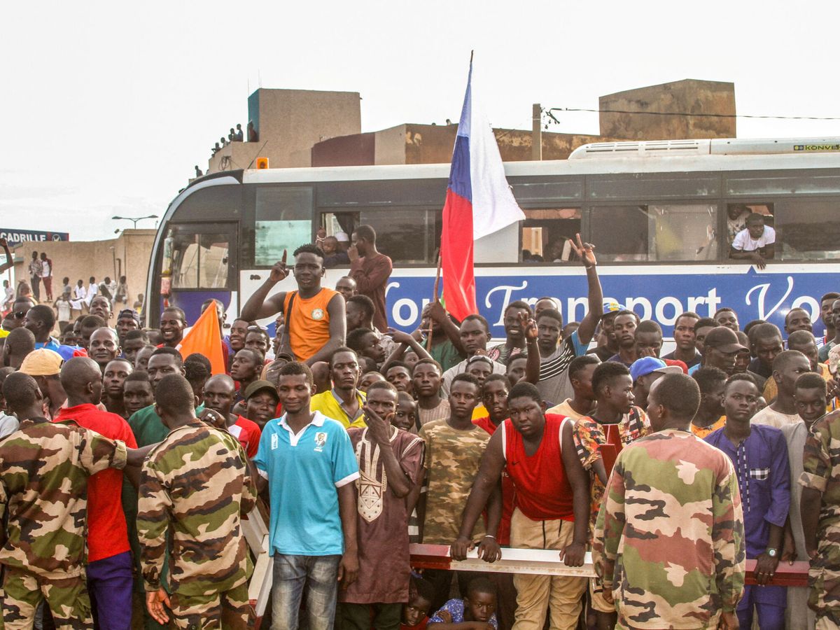 Foto: Partidarios del golpe participan en una manifestación frente a una base del ejército francés en Niamey. (Reuters/Mahamadou Hamidou)
