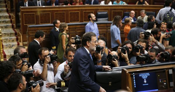 Foto: El presidente del Gobierno, Mariano Rajoy (c), a su llegada al hemiciclo del Congreso de los Diputados. (EFE)
