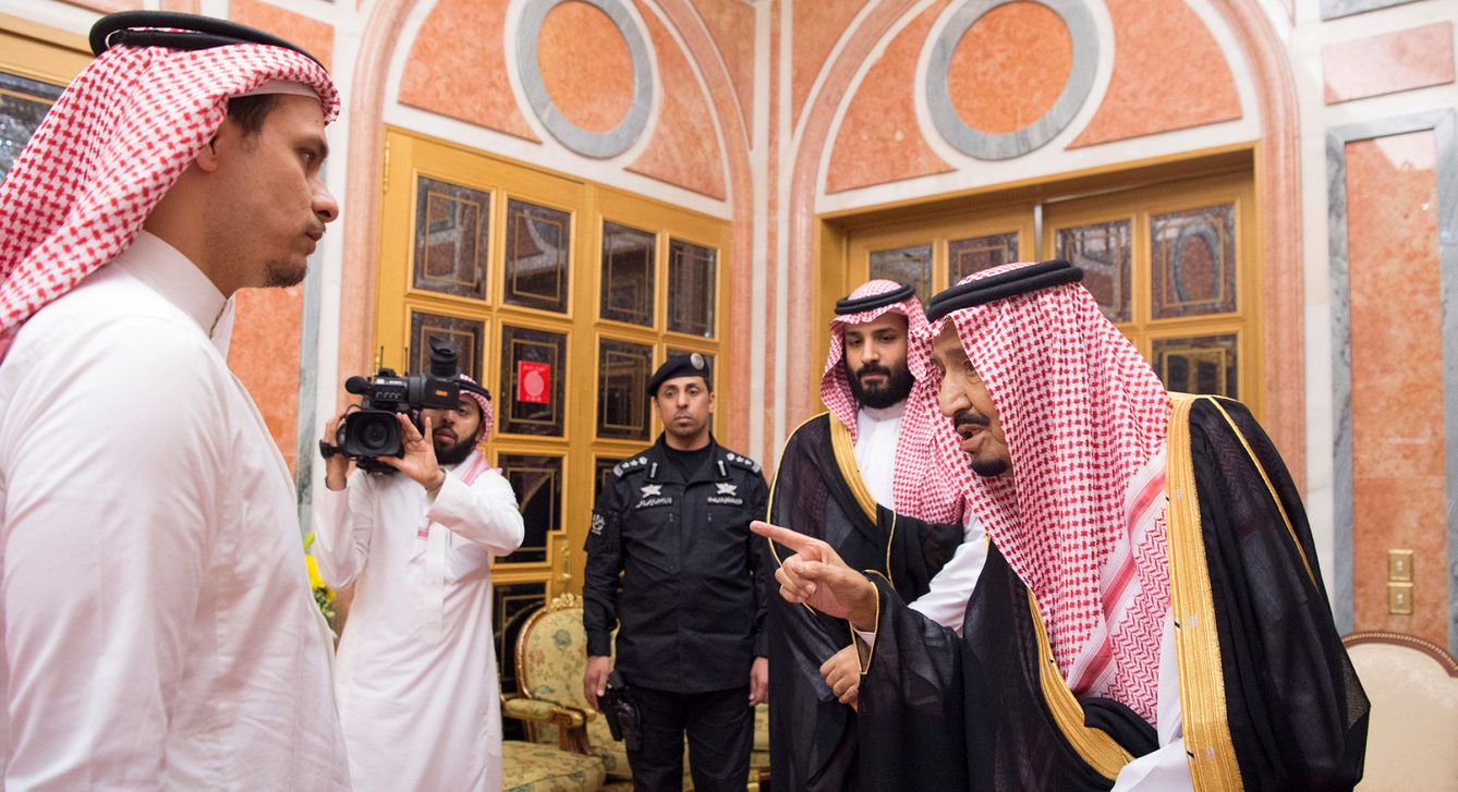 El rey Salmán y el príncipe Mohamed bin Salmán reciben al hijo de Khashoggi en Riad. (Reuters)