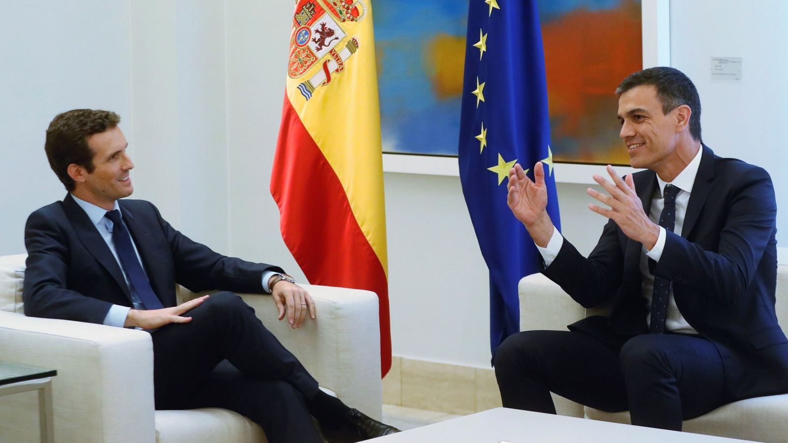 Foto: El presidente del Gobierno, Pedro Sánchez, conversa con el líder del PP, Pablo Casado, en La Moncloa. (EFE)