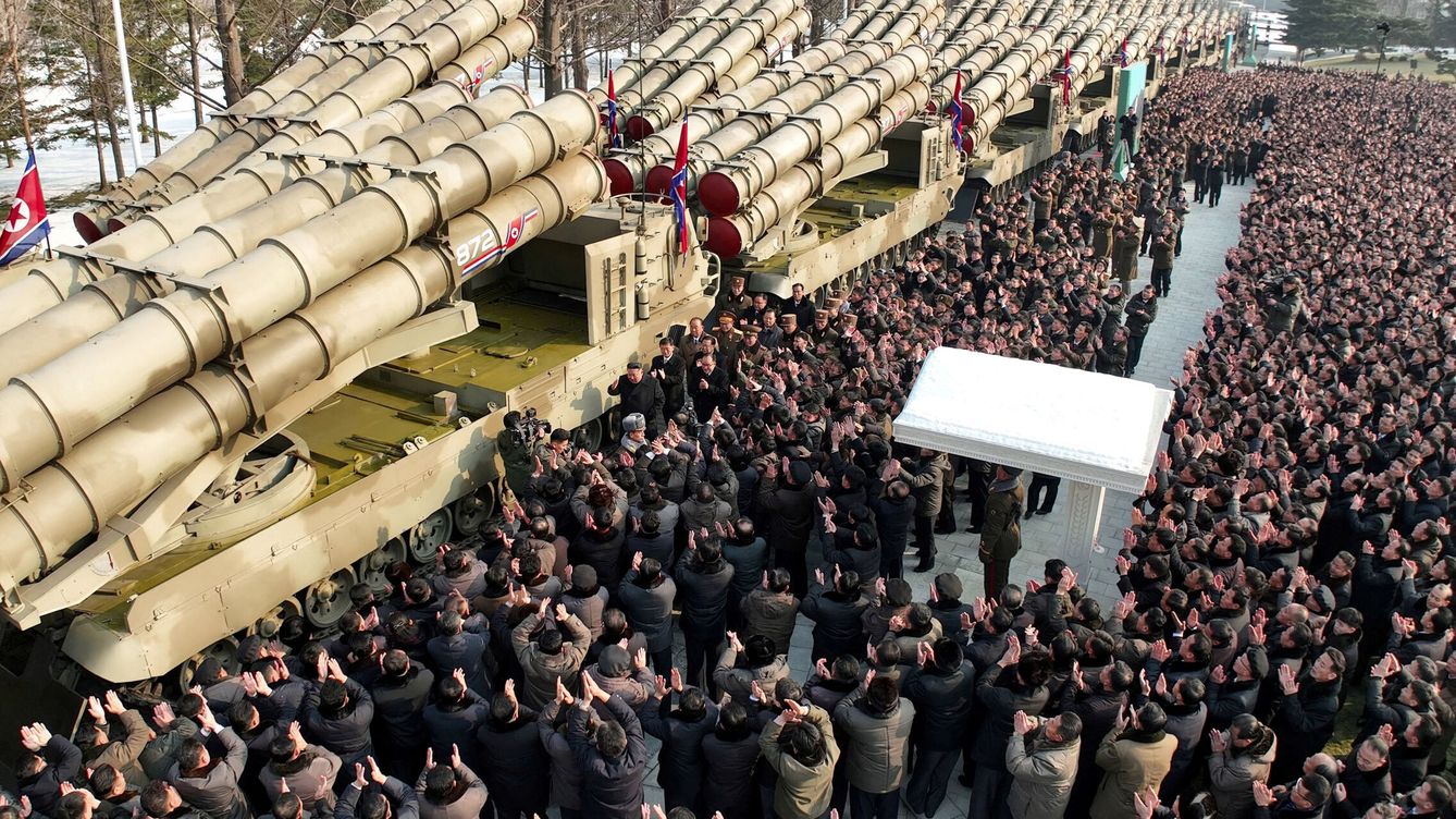 Foto: Nuevos lanzacohetes múltiples presentados ante el pleno del partido obrero de Corea durante una ceremonia en Pyongyang. (Reuters)