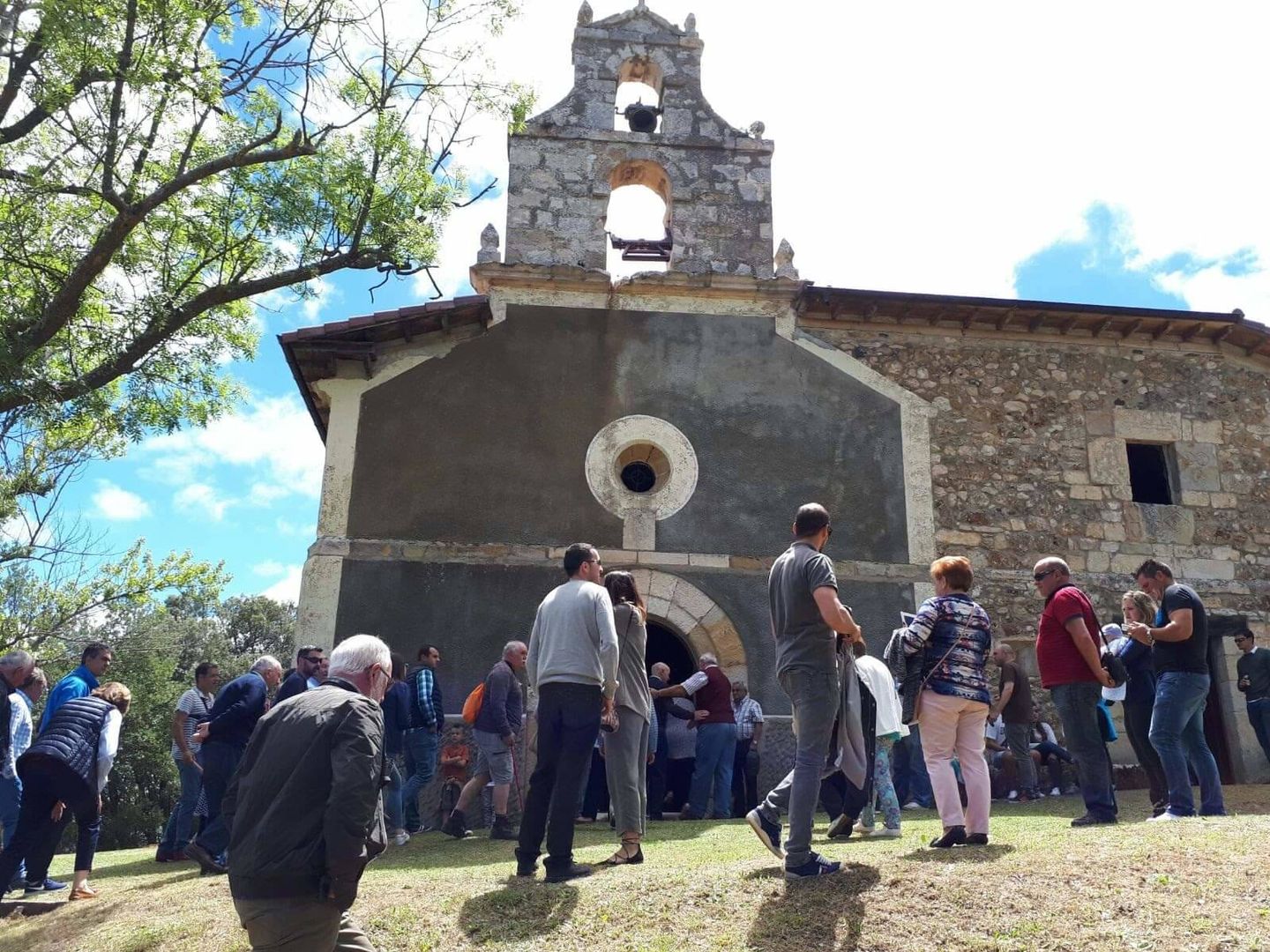 Celebración, ya sin campana, en Santa Isabel de Villamor. (M.A.R.)