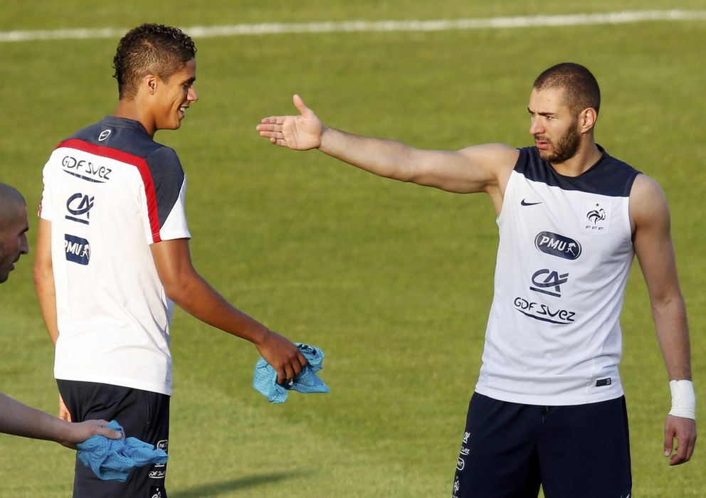 Foto: Varane y Benzema, durante un entrenamiento con Francia (Reuters)