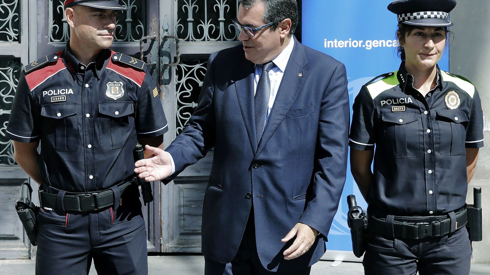 Foto: El 'conseller' de Interior de la Generalitat de Cataluña, Jordi Jané (c), junto a una agente de la Policía Local (d) y un 'mosso'. (EFE)