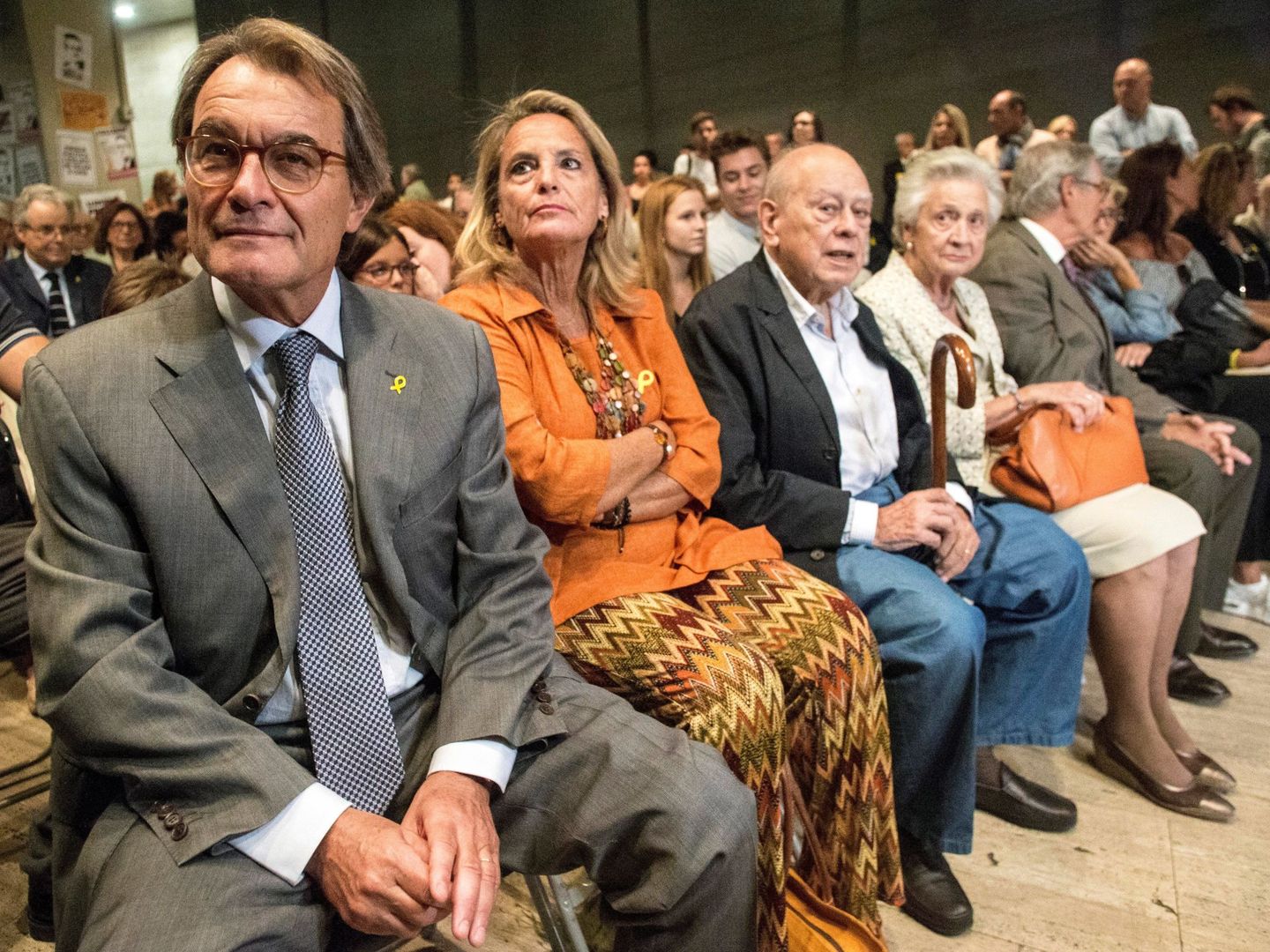 Los expresidentes de Cataluña Artur Mas (i) y Jordi Pujol (2d), acompañados de sus esposas, Helena Rakosnik (2i) y Marta Ferrusola. (EFE)