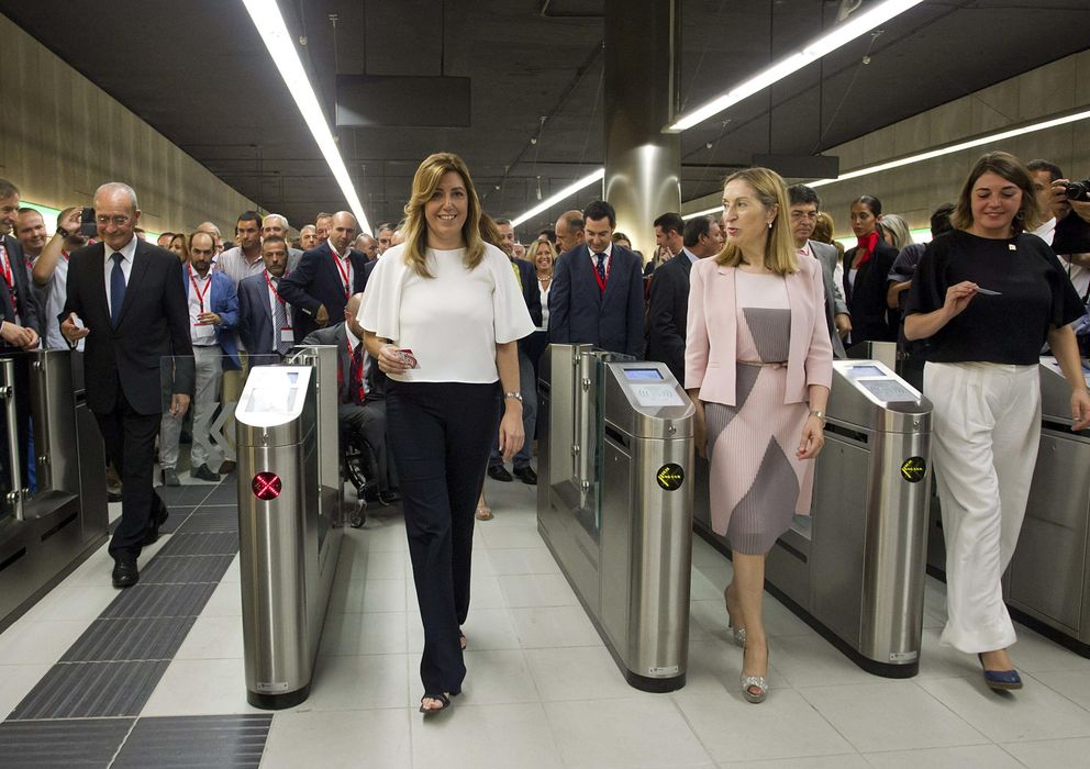 Foto: Ana Pastor (centro d) y Susana Díaz (centro i), durante la inauguración del metro de Málaga. (EFE)