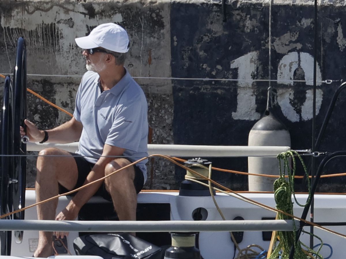 Foto: Felipe VI, a bordo del Aifos. (EFE/Ballesteros)
