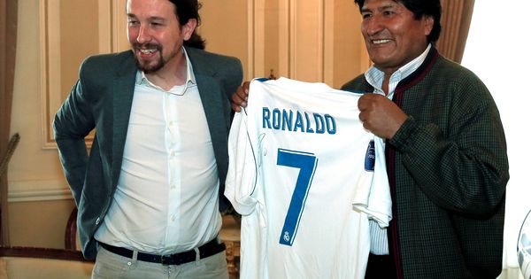 Foto: Pablo Iglesias, regalando a Evo Morales una camiseta firmada por Cristiano Ronaldo en 2017. (Reuters)
