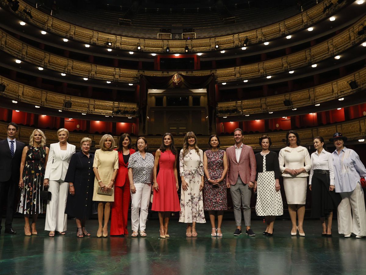 Foto: La reina Letizia visita el Teatro Real con los acompañantes de los mandatarios que asisten a la cumbre de la OTAN. (EFE/Ballesteros)
