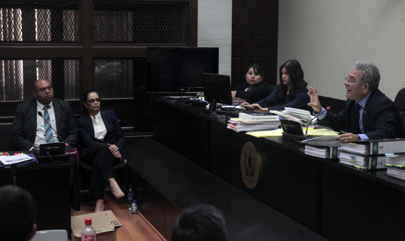 La exvicepresidente en la audiencia con el juzgado (Foto: Esteban Biba/EFE)