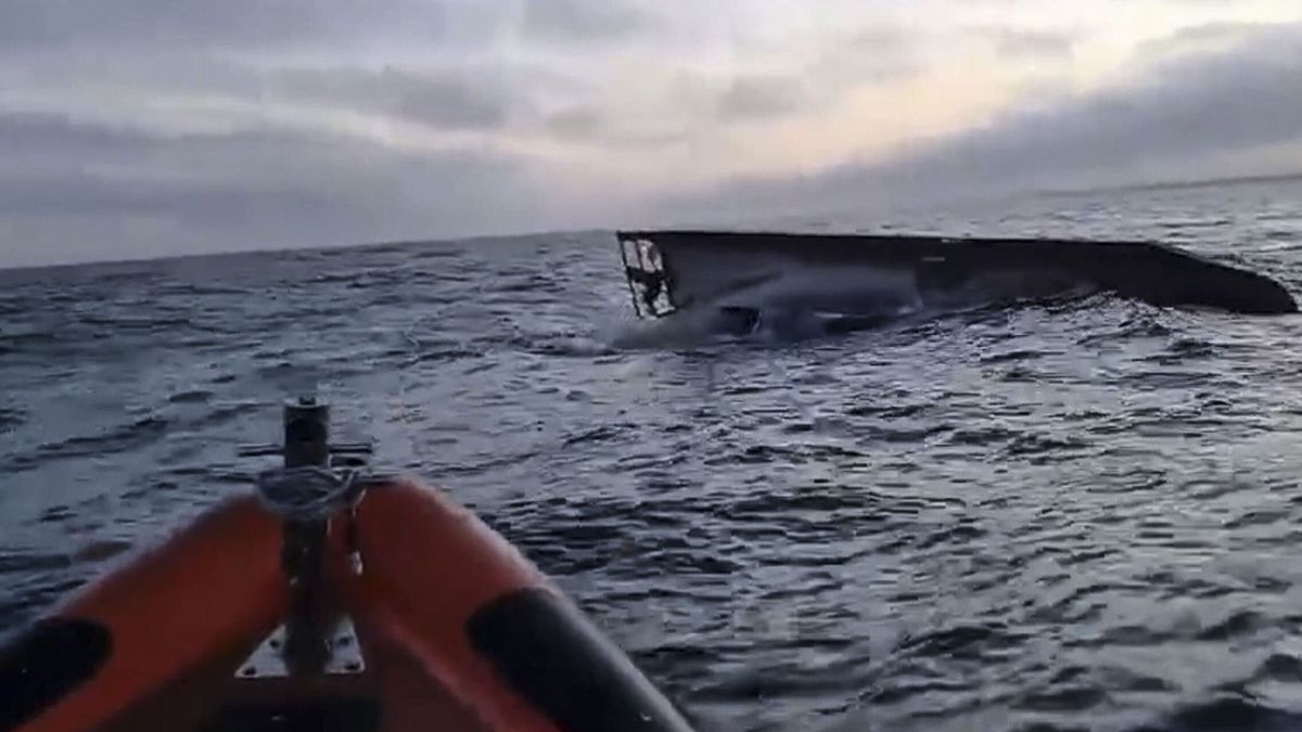 Al menos 3 muertos y 3 desaparecidos tras el vuelco de un barco de pesca en Marinha Grande (Portugal)