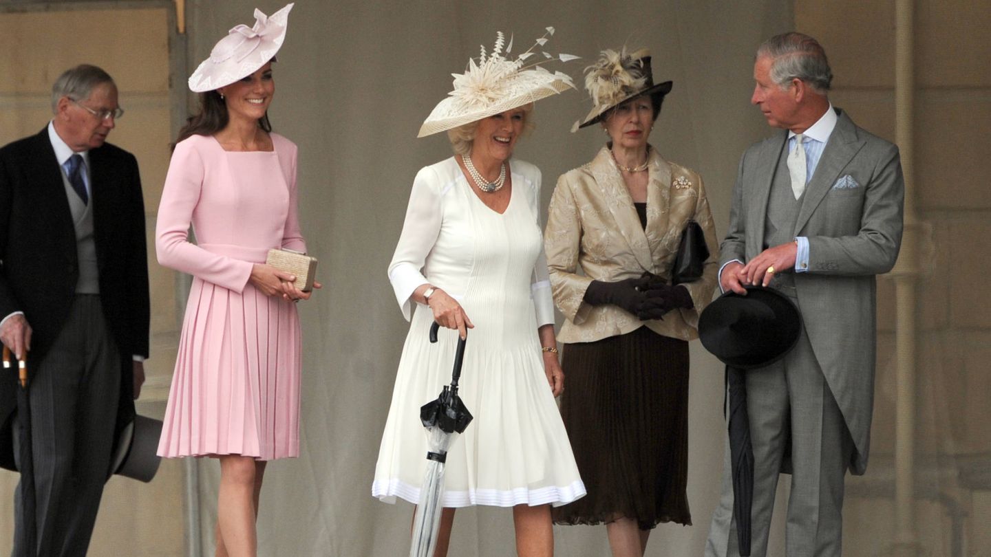 El príncipe Carlos y la princesa Ana, junto a Camilla y Kate Middleton, en una imagen de archivo. (Getty)